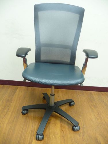 Knoll &#034;life&#034; office chair blue leather seat &amp; light blue mesh back  #10639 for sale