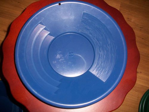 LOOK 14&#034; BLUE HEAVY DUTY PLASTIC GOLD PANNING PAN WITH DOUBLE RIFFLES GREAT PAN