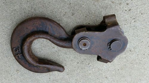 3 Ton Chain Pulley Block with Swiveling Hook.