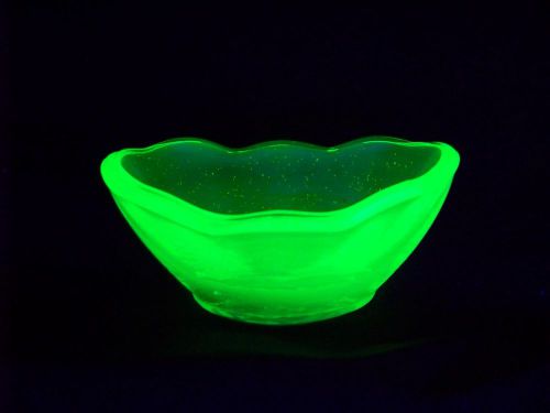 GREEN  VASELINE URANIUM GLASS  MINI BANANA SPLIT BOAT  SALT     (( ID 236636 ))