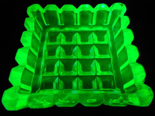 Green Vaseline Uranium glass Square pattern salt dip / cellar celt master yellow