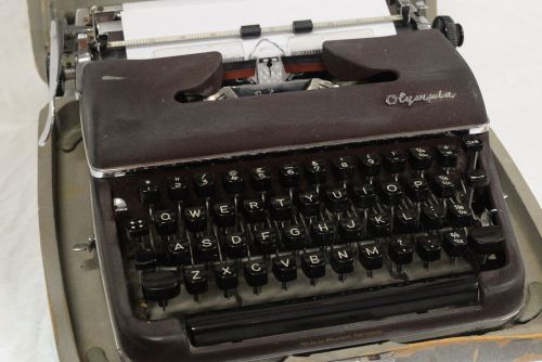 Olympia SM3 De-Luxe Vinatge Portable Typewriter - with Manual &amp; Case