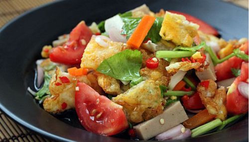 Thai Food Yum Kai Daw Recipe &#034;Spicy salad with fried Eggs&#034; Easy Cooking !