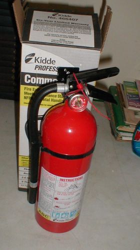 New in box kidde pro-commercial fire extinguisher 2-a:10-b:c 466407 w/wall mount for sale