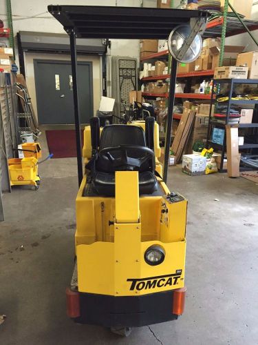 Tomcat 290 cylindrical riding floor scrubber/ sweeper for sale