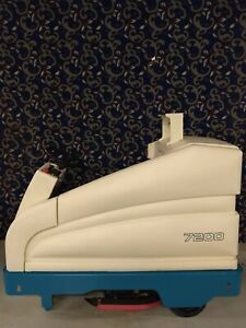 Tennant 7200 36&#034;  floor scrubber with LOW hours and FREE shipping
