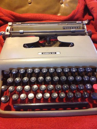 Olivetti Lettera 22 Portable Manual Typewriter (swanky Italian design)