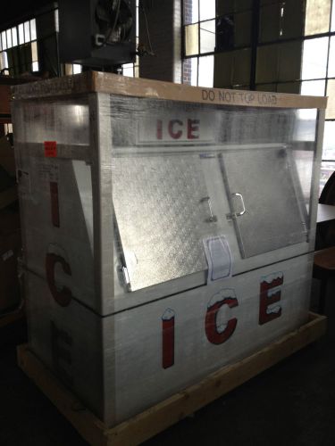 MASTERBILT Ice Merchandiser Auto Defrost 210 bags 60 cu ft