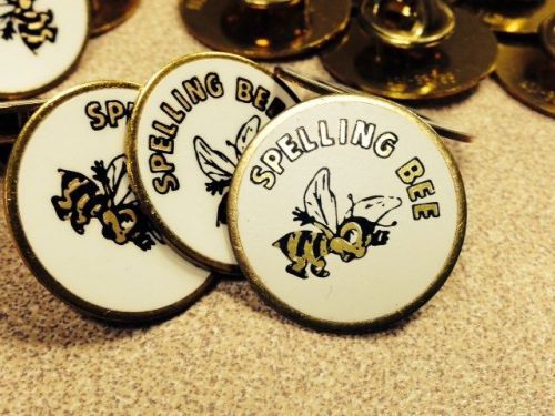 7/8&#034; SPELLING BEE LAPEL PIN AWARD WITH CLUTCHBACK LOT OF 17
