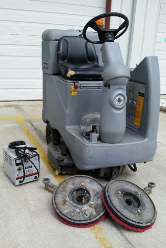 Advance advenger 3210d ride on floor sweeper scrubber  low hours for sale
