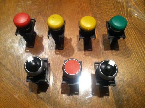 LOT OF (7) MOELLER SWITCHES (2) 2 POS SWITCHES (1) RED P BUT &amp; (4) PILOT LTS