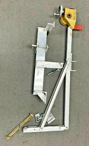 BOEING 757 B24001-68 MAIN BATTERY HOIST