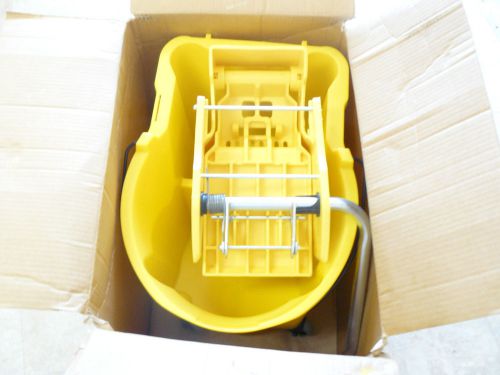 New rubbermaid wavebreak 6186-88 mop bucket and wringer combo side press 44qt. for sale