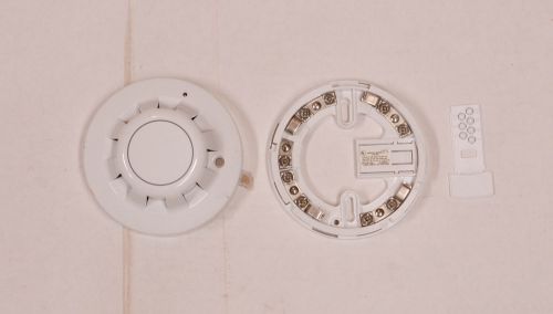 Thorn isn-550p addressable photoelectric smoke detector head and base for sale