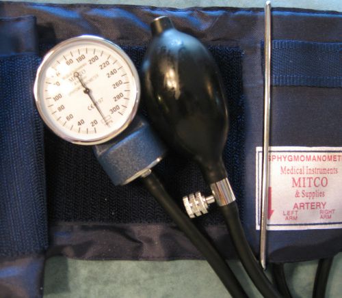 1 Aneriod Sphyg in a zipper case.2 nylon cuffs(Adult &amp; XL)Awesome July 4 th Sale