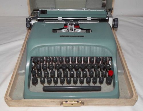 Vintage &#034;OLIVETTTI-UNDERWOOD&#034; STUDIO 44 Portable TYPEWRITER w/CASE - NICE!!!