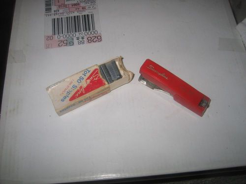 Vintage Swingline &#039;Tot 50&#034; Mini Stapler - Red With Blue box with staples in it