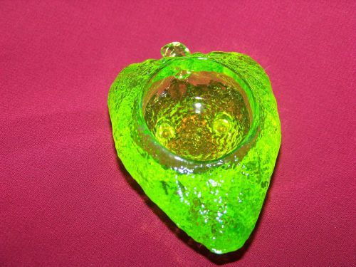 GREEN  VASELINE GLASS URANIUM FOOTED STRAWBERRY SALT  TABLEWARE  (( ID154223 ))