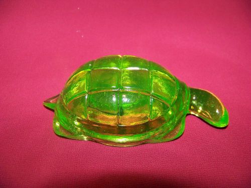 GREEN VASELINE GLASS  POINT TAIL TURTLE   (( id121333 ))