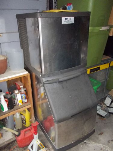 Manitowoc ice machine Model QY0454A with Model S570 ice bin Need Repair