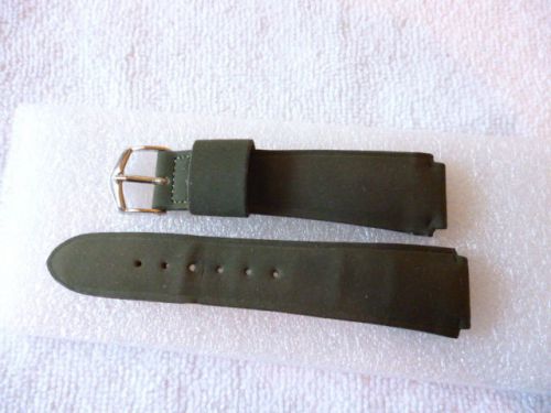 Vintage Bulova rare design 18 mm genuine leather band is in mint condition.