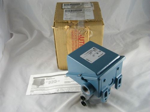 NEW UNITED ELECTRIC CONTROL ~ DIFFERENTIAL PRESSURE SWITCH ~ J402K-559, J402K559
