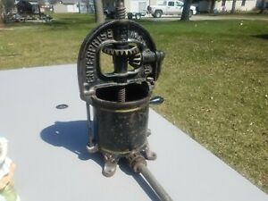 2070 Enterprise Mfg Co Cast Iron 4 Quart Sausage Stuffer Fruit Press Machine