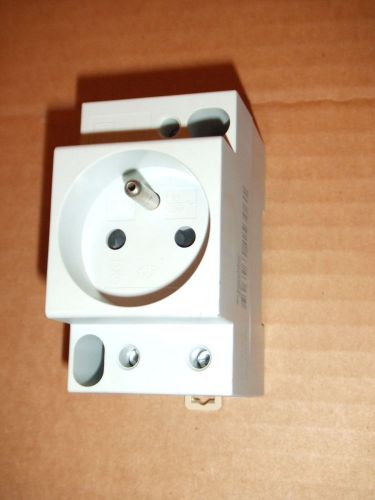 Schneider Electric PC16 A Socket with Blanking Plate 250V Cat 15306 Merlin Gerin