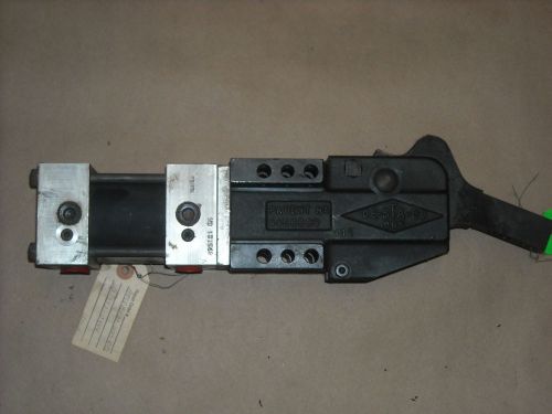 DE-STA-CO A895B-23-22-R1000-C100K Pneumatic Clamp, With Arm, No Sensor, Used
