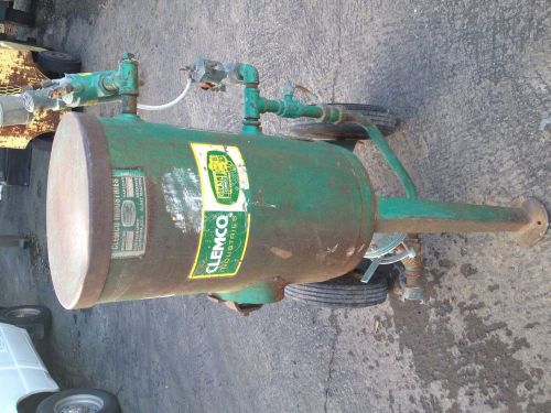Clemco sandblast abrasive pot-300 pd. capacity for sale