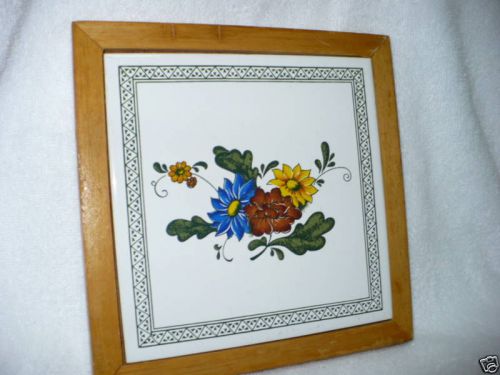 B45- FLORAL TILE HOT PLATE OR WALL PLAQUE