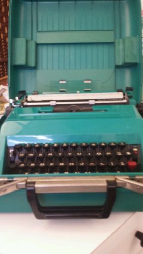 L@@K..Vintage Olivetti Underwood Studio 45 Manual Typewriter With Case