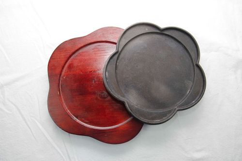 Round Foral Cast Iron Sizzling Plate with Wooden Base, size 7&#034; diam