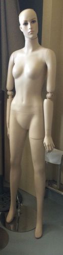 FEMALE MANNEQUIN - MOVEABLE HEAD - MOVEABLE ARMS