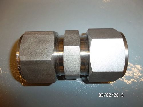 SS Swagelok Tube Fitting, Union, 1 1/4 in. Tube OD Part #SS-2000-6