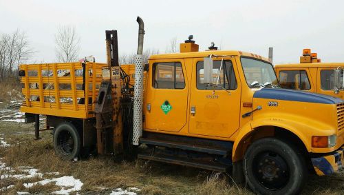 International Diesel Crew cab Hydraulic Post Pounder with winch fence 7.3 Diesel