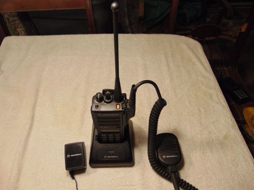MOTOROLA MTS2000 w/ MIC, BATTERY CHARGER - H01UCH6PW1BN 800Mhz Flashport Radio 2