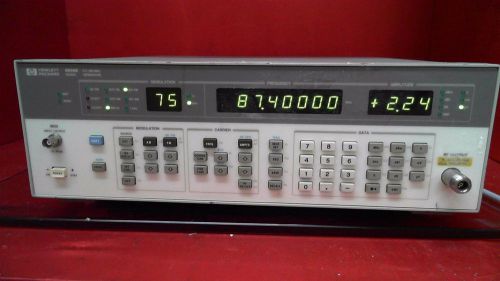 HP AGILENT 8656B  Synthesized Signal Generator, 0.1 to 990 MHz *POWERS ON*