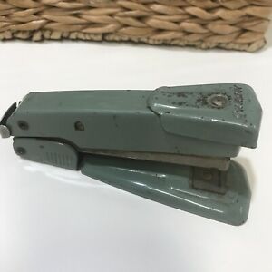 Vintage ARROW # 25 Desk Stapler Green Metal Mid Century Modern ~ Works Great 5”