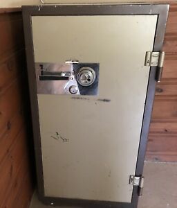 MEILINK FLOOR SAFE MODEL 3915 No Key Or Combination. PICKUP ONLY IN CHESHIRE CT