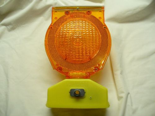 &#034;solar charged&#034; solar masters .7 1/2&#034; led  barricade light..new for sale