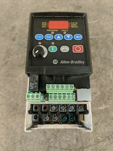 Allen Bradley Power Flex 40 22A-D2P3N104 0.75kW/1.0HP FRN 6.01 AC Drive.      1C