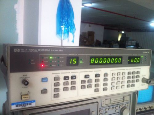 HP 8657A RF Signal Generator. 0.1-1040MHz, Power up