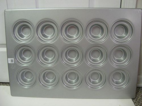 FOCUS FOODSERVICES AMCO COMMERCIAL CUPCAKE LARGE CROWN MUFFIN PAN 15 CUP NEW