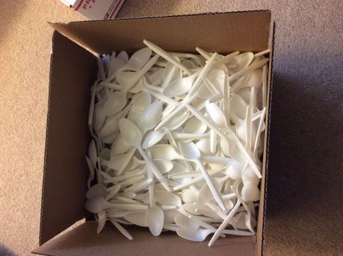 600 white plastic spoons 5 1/2 inches long