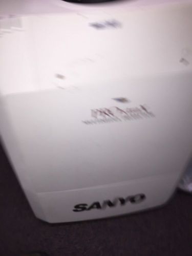 Sanyo LCD PLC XF20 Projector with 6 New Lamps
