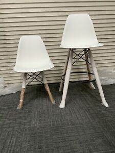 LeisureMod Dover 6 Dining Side Chair With Wood Eiffel Base And 2 Stools
