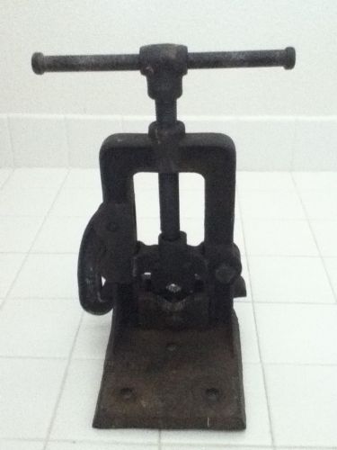 Pipe vise f. armstrong bridgeport ct cast iron circa late 1882s early 1900s for sale