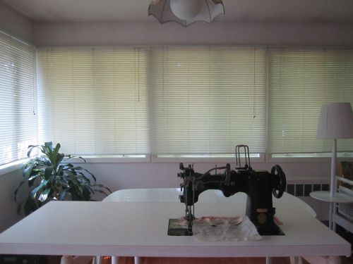 Beautiful singer 72w19 hemstitch sewing machine with optional tabletop for sale
