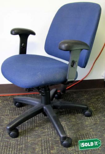 SWIVEL OFFICE CHAIR MID BACK W/ARMS NIGHTINGALE 3200BL EDGE NAVY BLUE W/5 WHEELS
